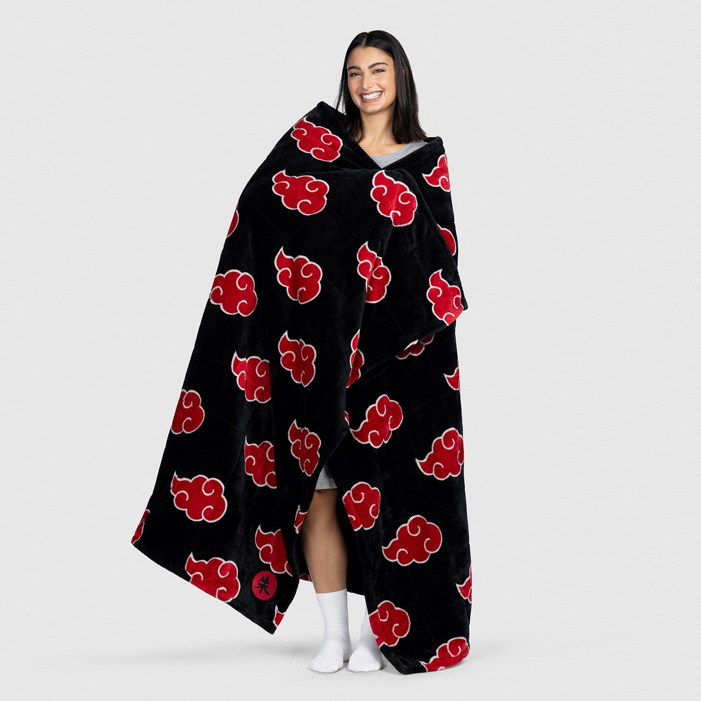 Woman wrapped in a black blanket patterned with red clouds from Naruto Akatsuki series
