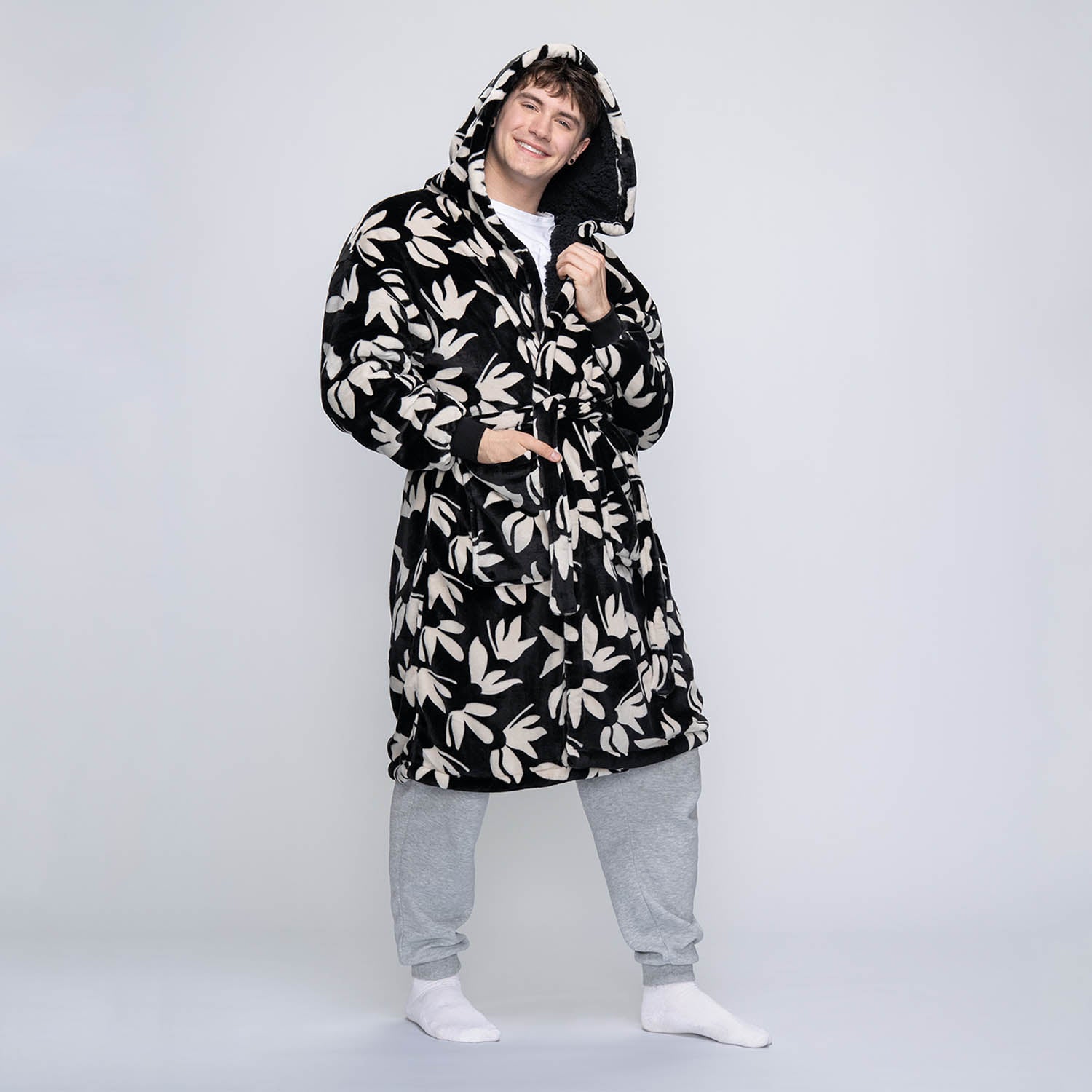 size: Connor is 6'0" wearing a size  L/XL