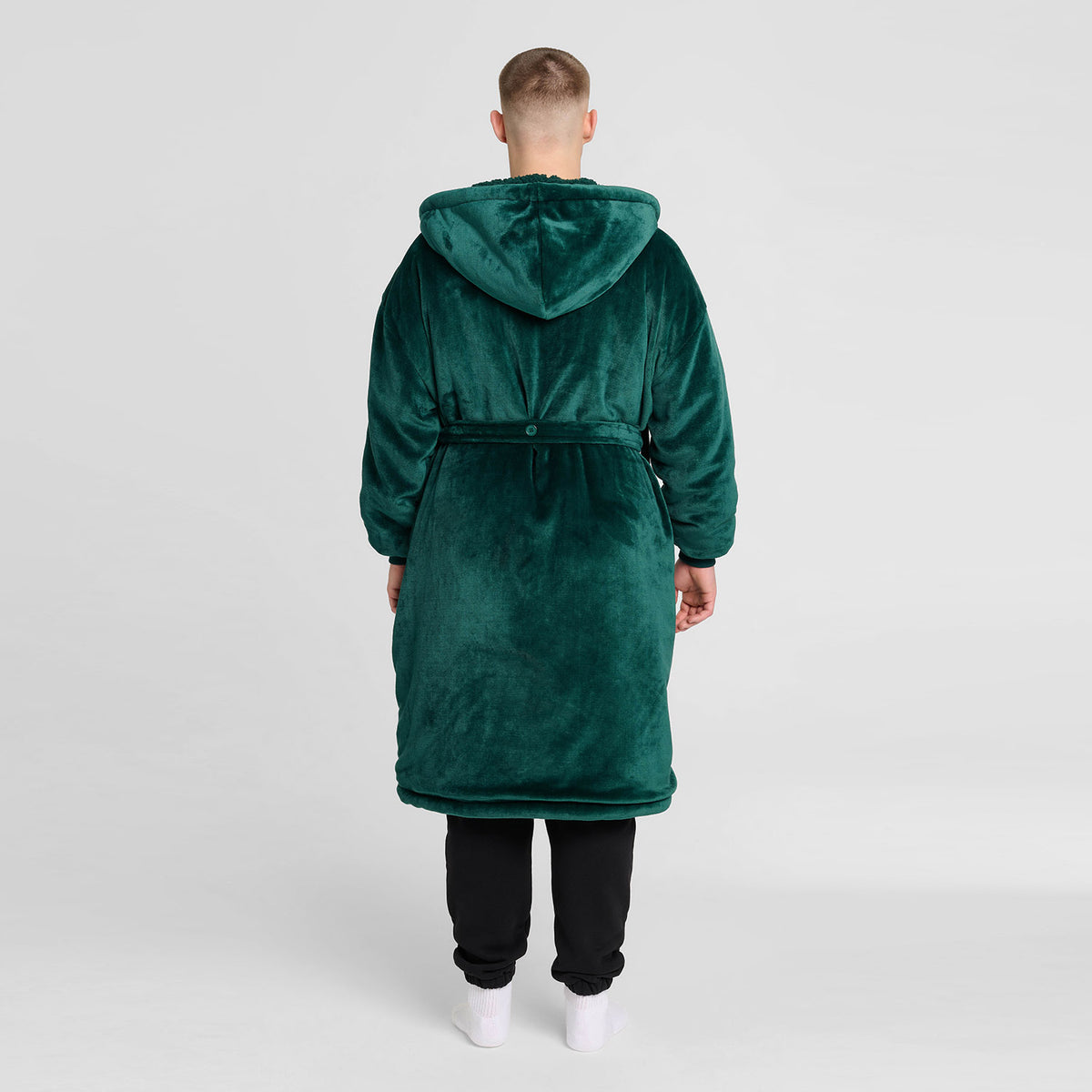 size: Riley is 182cm wearing a size L/XL