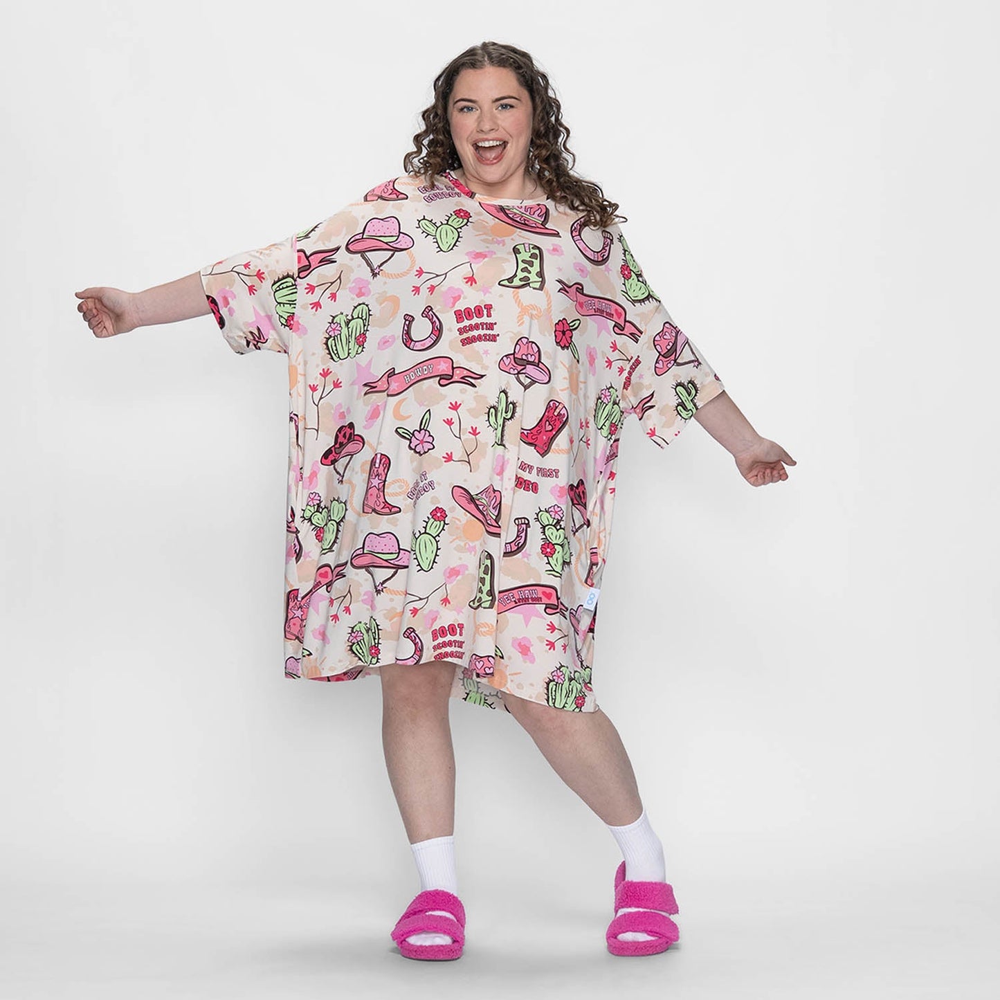 size: Finty is 5′7″ wearing a size OSFM