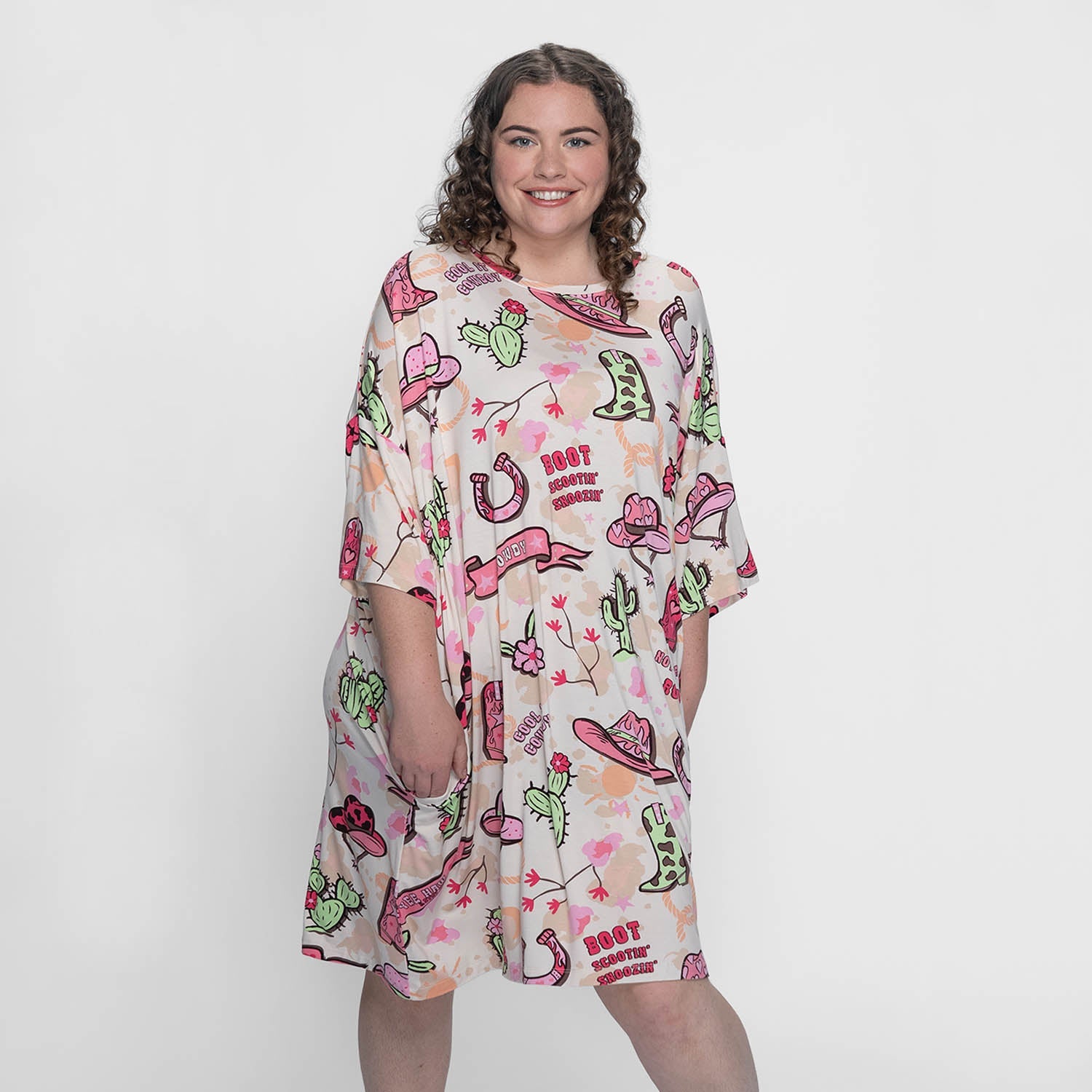 size: Finty is 5′7″ wearing a size OSFM